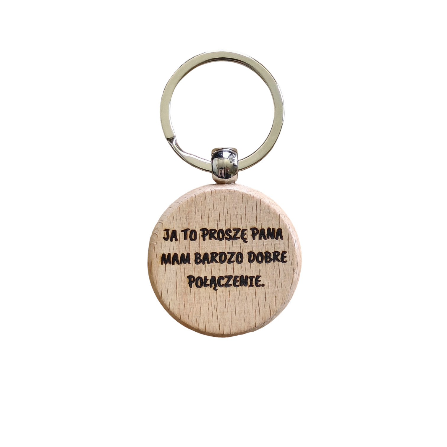Drewniany brelok z wygrawerowanym napisem 'Ja to proszę pana mam bardzo dobre połączenie.'