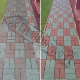 Porównanie stanu kostki brukowej przed i po czyszczeniu: lewa strona zabrudzona, prawa strona czysta, ukazująca czerwoną i szarą kostkę w szachownicę.