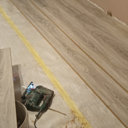 Zajmuje się wykonczeniem wnętrz 