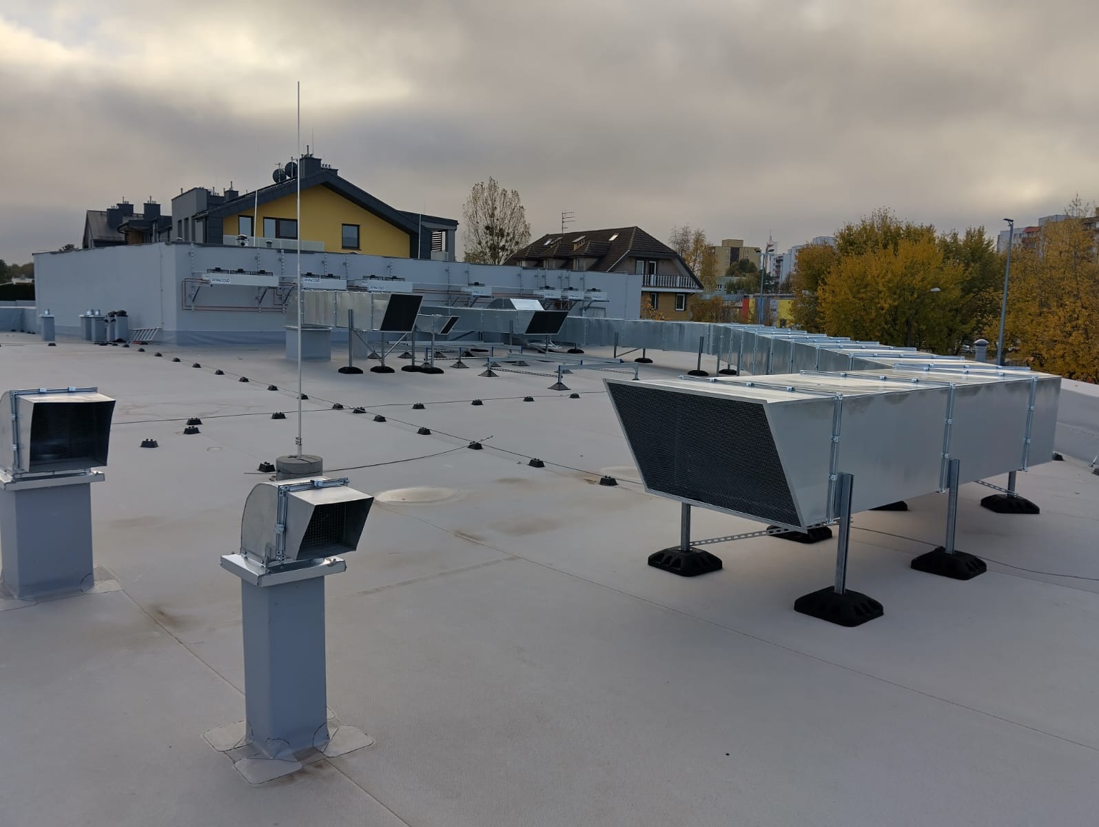 Montaż kanałów wentylacyjnych na dachu budynku