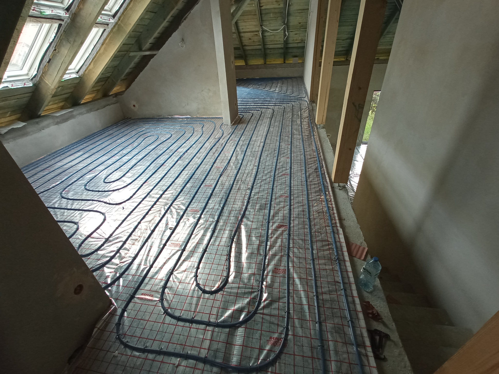 Montaż instalacji ogrzewania podłogowego. Instalacja oparta na materiałach KAN-THERM.