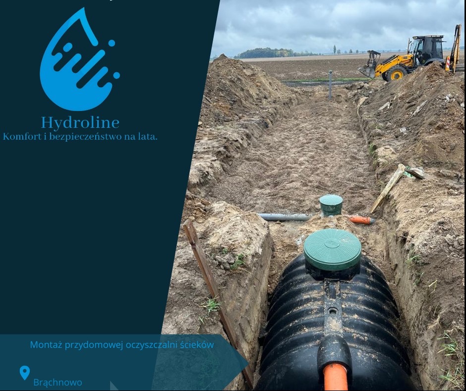 Montaż przydomowej oczyszczalni ścieków w wykopie, widoczny zbiornik z zieloną pokrywą, rury kanalizacyjne i koparka w tle.