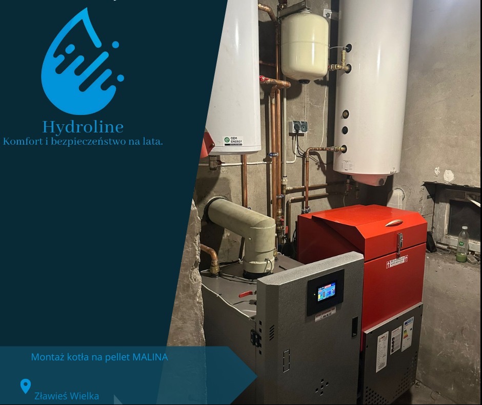 Zainstalowany, nowoczesny piec na pellet w kotłowni, widoczne zbiorniki, rury miedziane, sterownik z ekranem dotykowym oraz etykiety energetyczne.
