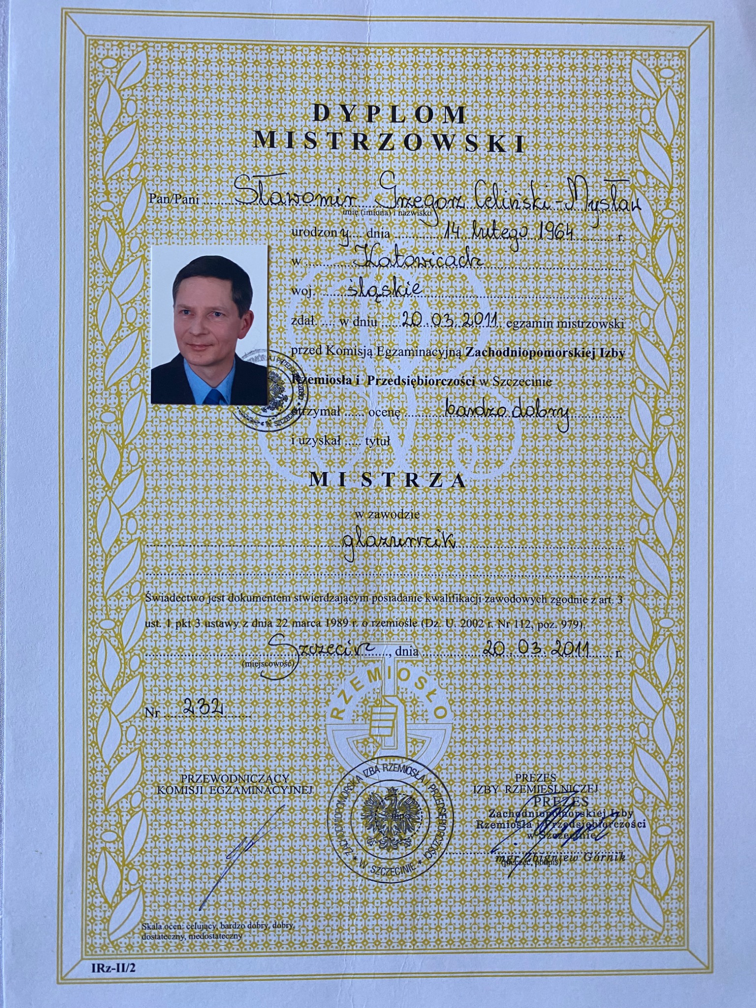 Skan dyplomu mistrzowskiego dla Sławomira Grzegorza Celińskiego-Mustan w zawodzie glazurnika, wydanego 20 marca 2011 roku w Szczecinie, z pieczęciami i zdjęciem.