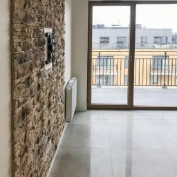 Master Fixy Sp. z o.o. - Dekoracyjna ściana w stylu kamienia z uchwytem na telewizor