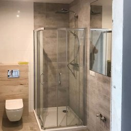 Master Fixy Sp. z o.o. - Łazienka z nowoczesną instalacją i kabiną prysznicową na niskim brodziku