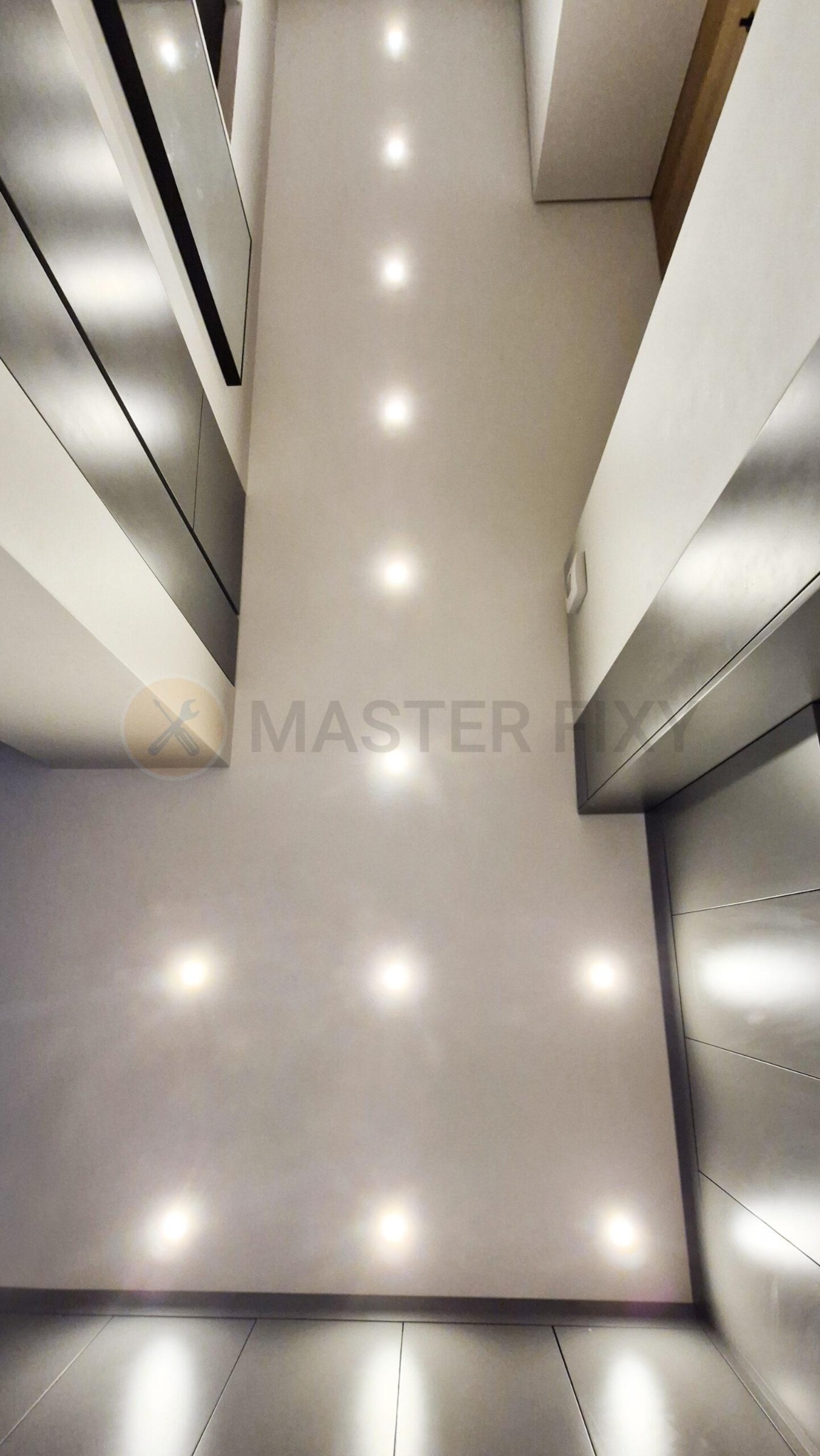 Oświetlenie sufitowe z wieloma spotami w korytarzu i kuchni