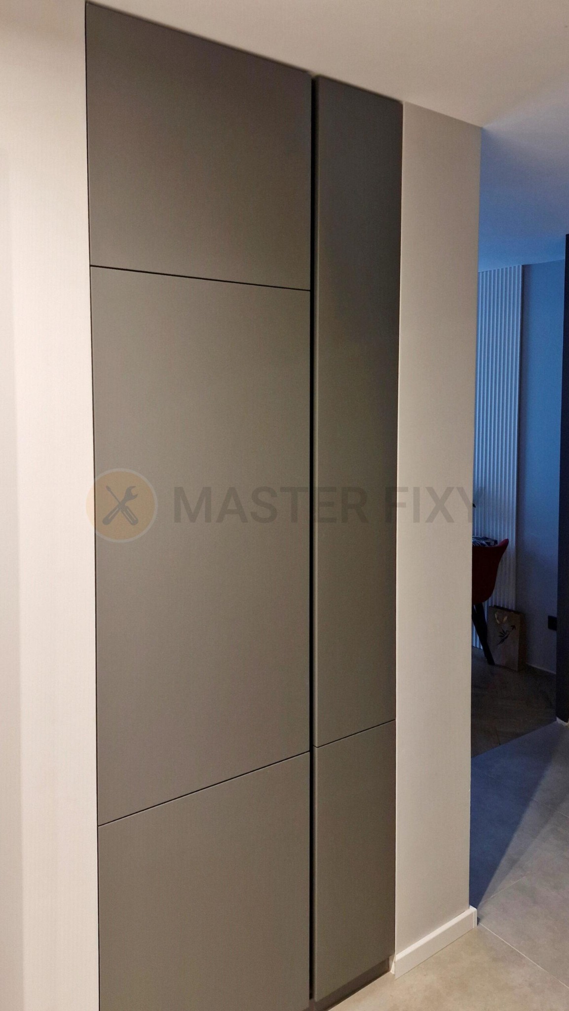 Wbudowana lodówka i szafa w kuchni