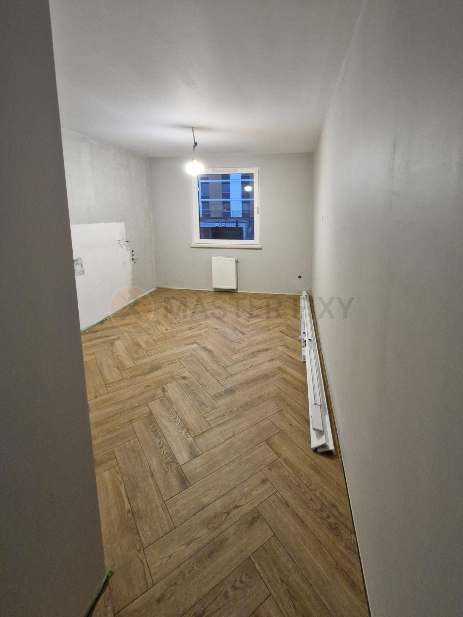 Układanie panele laminowane w jodełkę w sypialni