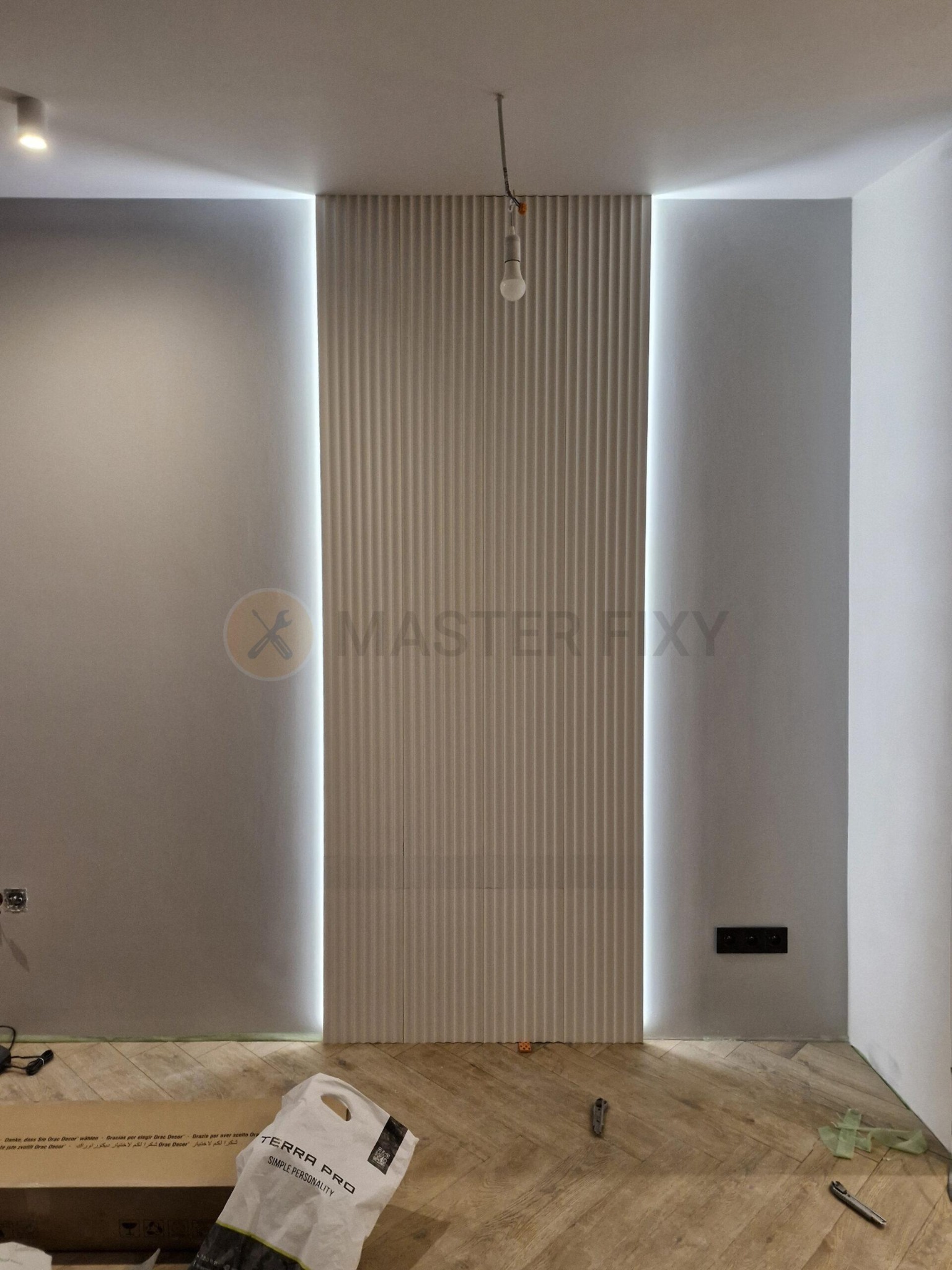 Dekoracyjna panel, boazeria z oświetleniem bocznym i panele laminowane w jodełkę w salonie