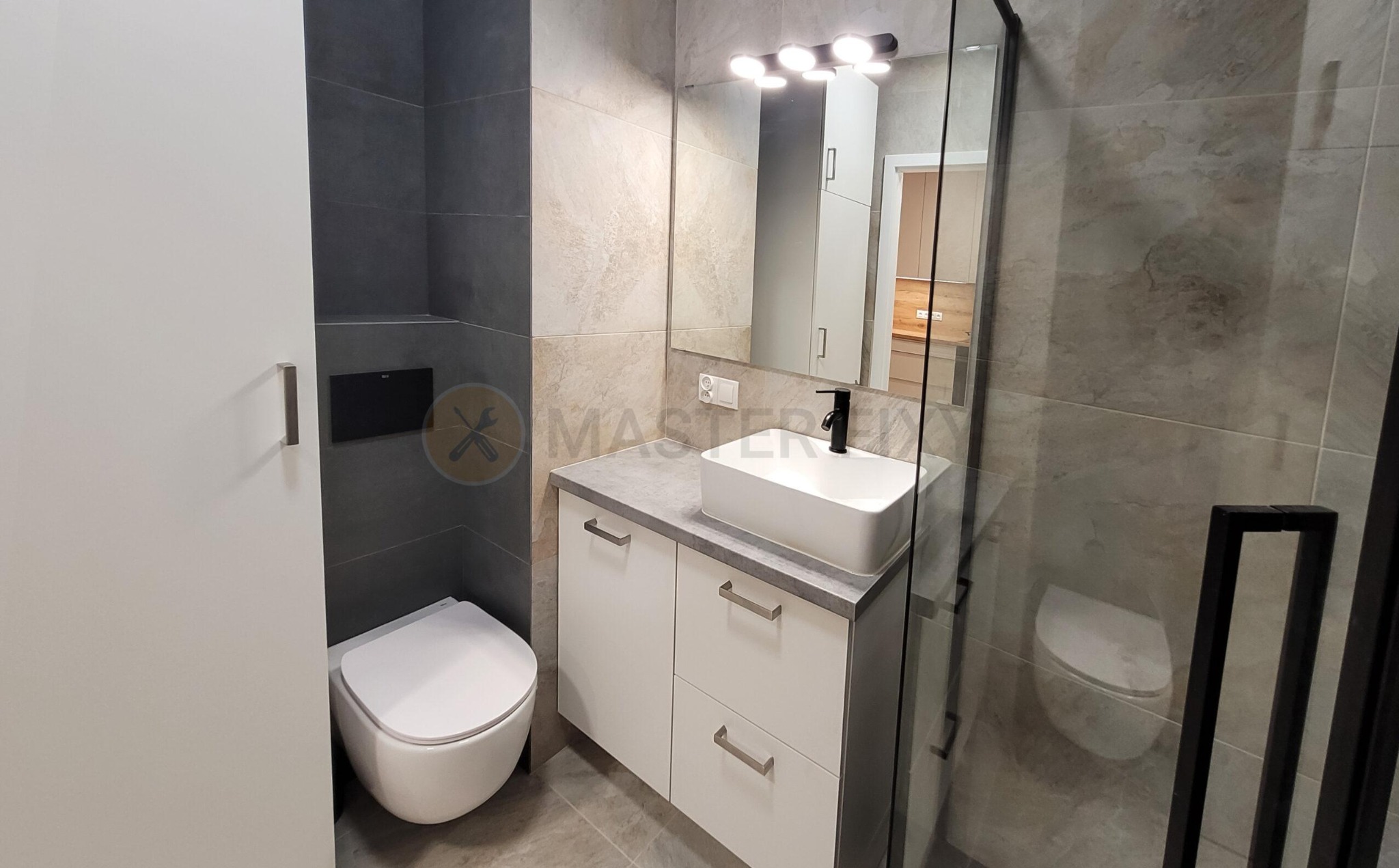 Zabudowa meblowa pod umywalkę i instalacja WC w łazience