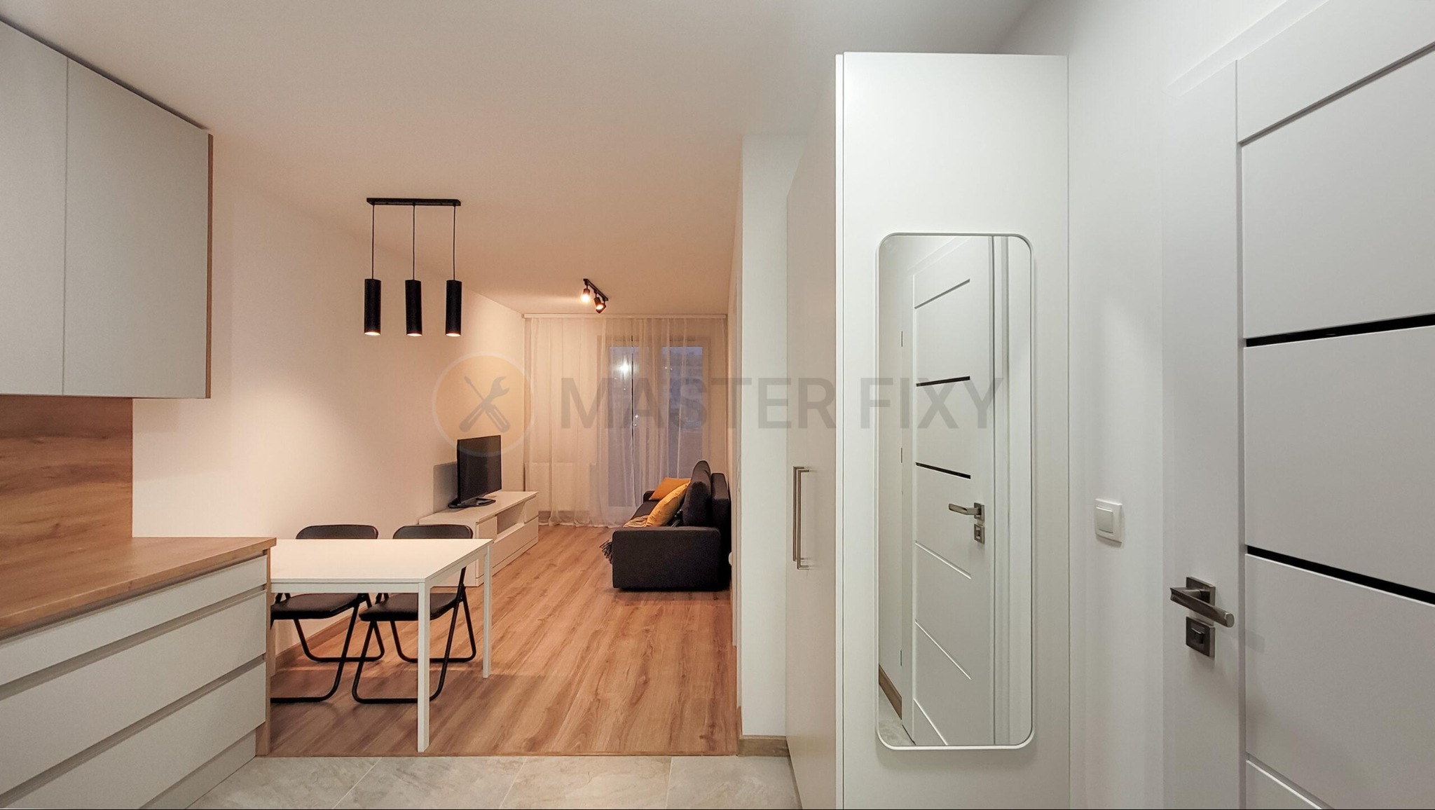 Salon z aneksem kuchennym z przedpokoju