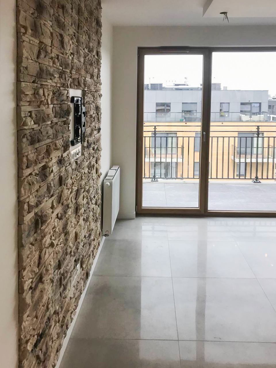 Dekoracyjna ściana w stylu kamienia z uchwytem na telewizor