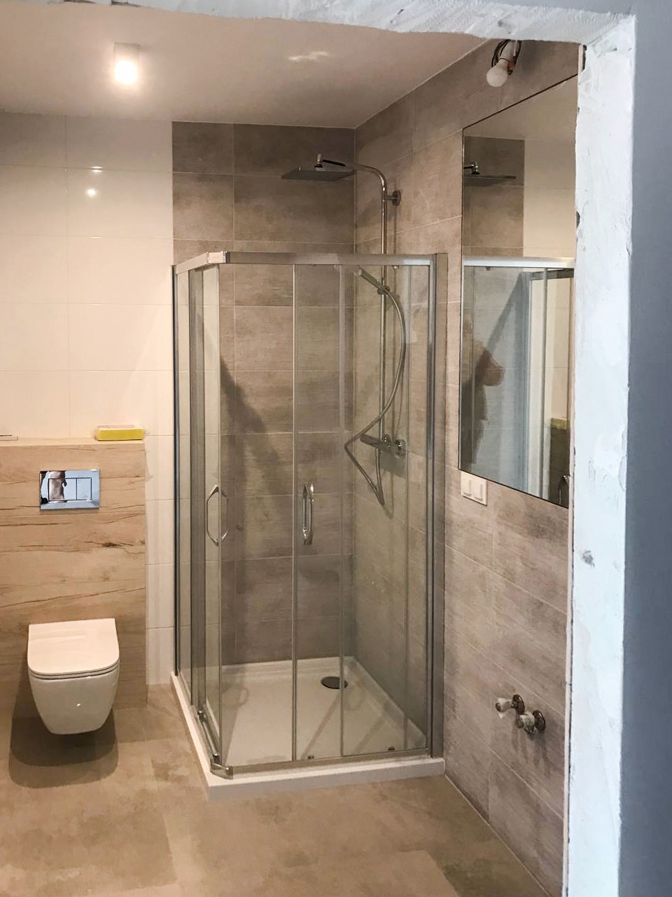 Łazienka z nowoczesną instalacją i kabiną prysznicową na niskim brodziku