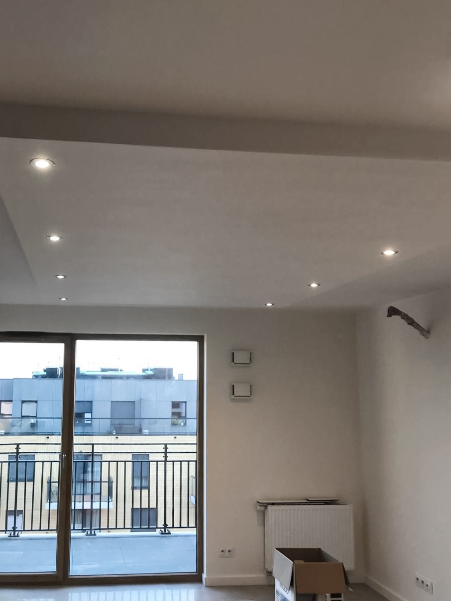 Podwieszany sufit z płyt gipsowo-kartonowych ze wbudowanymi reflektorami