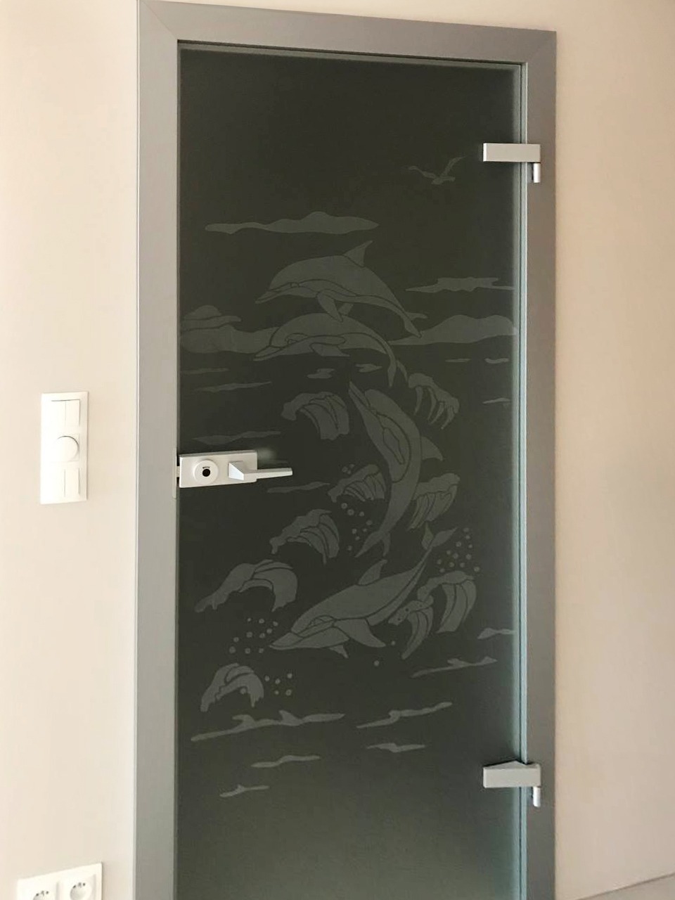 Szklane drzwi do łazienki i sterowanie oświetleniem z regulacją jasności