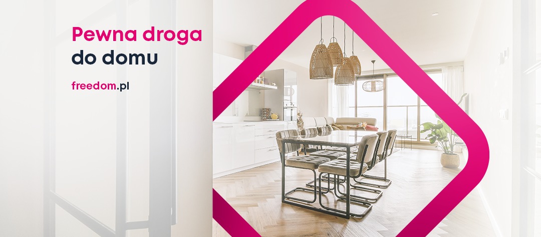 Jasne wnętrze mieszkania z drewnianą podłogą w jodełkę, nowoczesną kuchnią i stołem jadalnym z krzesłami, oświetlone wiszącymi lampami z naturalnych materiałów. W tle widoczny salon z kanapą...