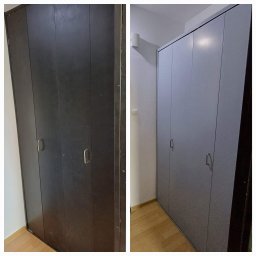 Expert-Bud - Porównanie szafy wnękowej przed i po odświeżeniu koloru: od ciemnego brązu do jasnej szarości, widoczne odświeżone drzwi szafy z nowymi uchwytami na tle jasnych ścian i drewnianej podłogi.