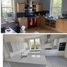 Modern House - Porównanie kuchni przed i po: od jasnego drewna i czerwonej kuchenki do białych szafek, marmurowego blatu i czarno-białej podłogi w jodełkę.