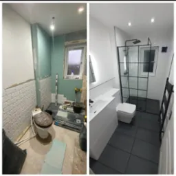 Fotografia przedstawia metamorfozę łazienki: po lewej stronie stan surowy z częściowo położonymi białymi płytkami, płytą kartonowo-gipsową i narzędziami; po prawej stronie wykończona łazienka...