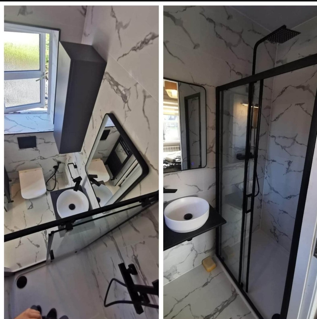 Nowoczesna łazienka z marmurowymi płytkami, czarną armaturą i kabiną prysznicową typu walk-in, widok z góry z perspektywą na okno i odbicie w lustrze