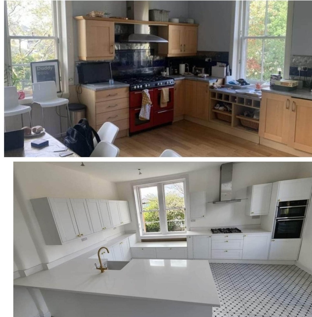 Porównanie kuchni przed i po: od jasnego drewna i czerwonej kuchenki do białych szafek, marmurowego blatu i czarno-białej podłogi w jodełkę.