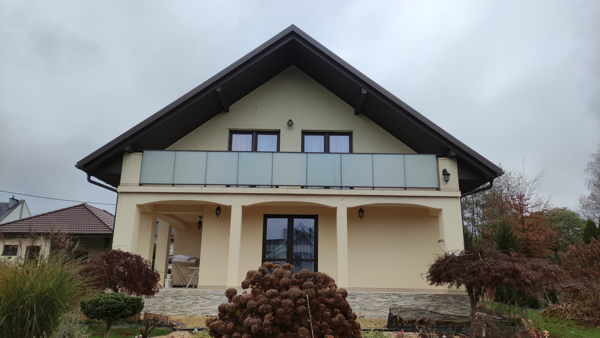 Balustrada aluminiowa z wypełnieniem szkłem mlecznym