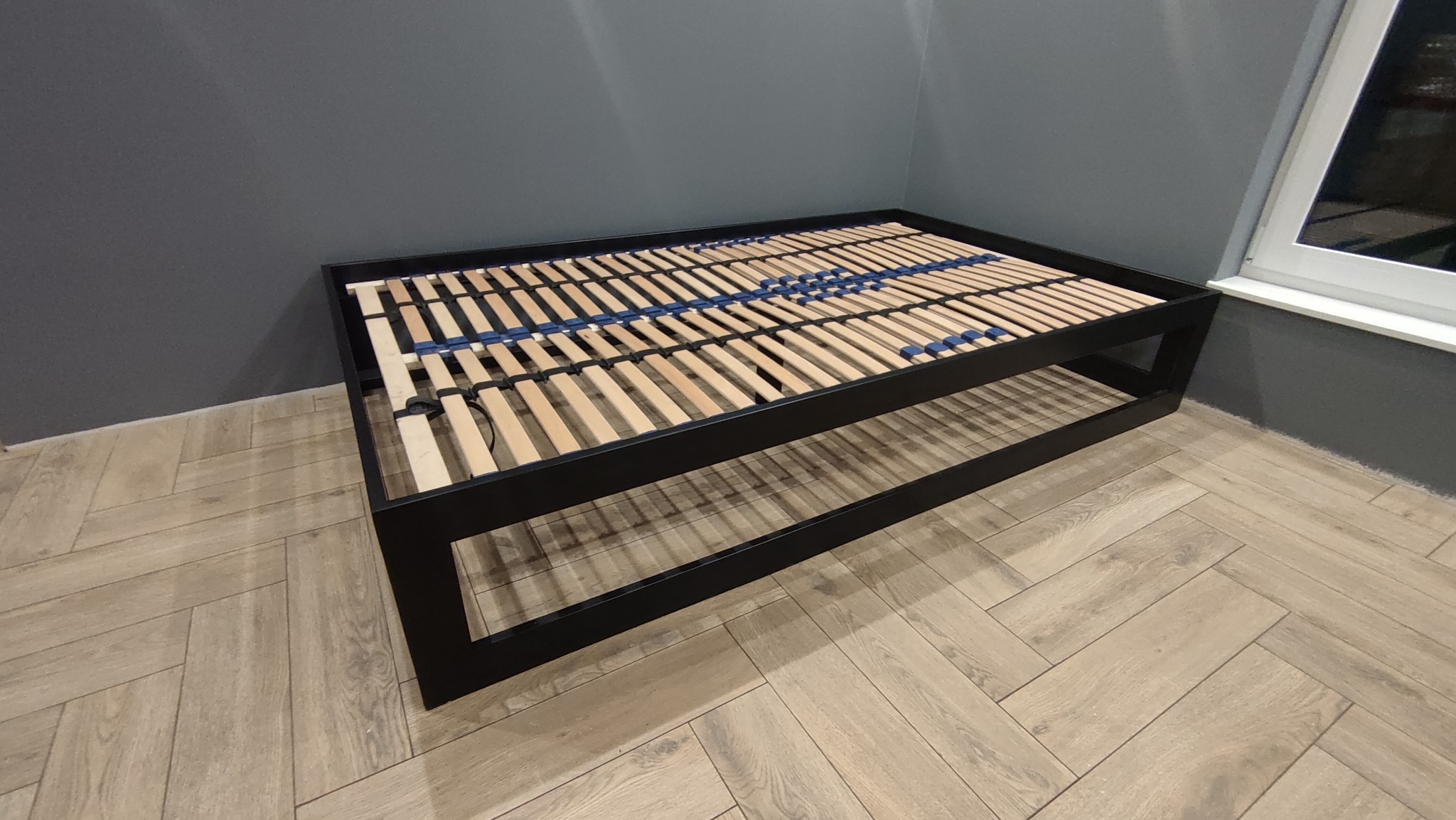 Łózko w stylu industrialnym