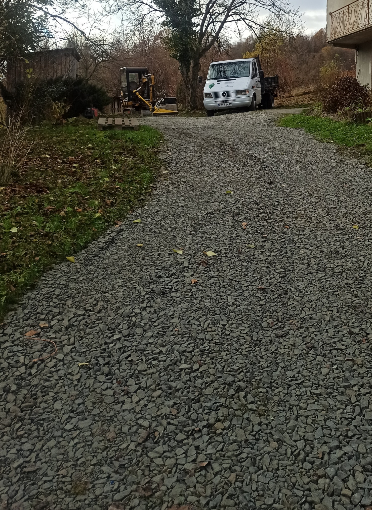 Naprawa i utwardzenie drogi dojazdowej do posesji klienta.