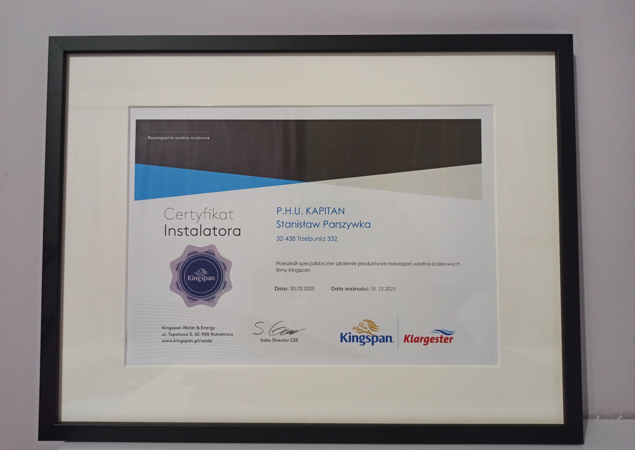 Oprawiony w ramkę certyfikat instalatora rozwiązań wodno-ściekowych firmy Kingspan, z datą ważności do 31.12.2025, podpisany przez Sales Director CEE.