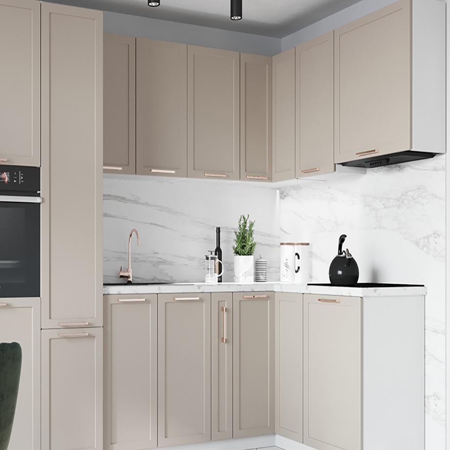 Beżowa zabudowa kuchenna z górnymi szafkami sięgającymi sufitu, marmurowy backsplash i blaty, armatura w kolorze różowego złota, czajnik i akcesoria na blacie.