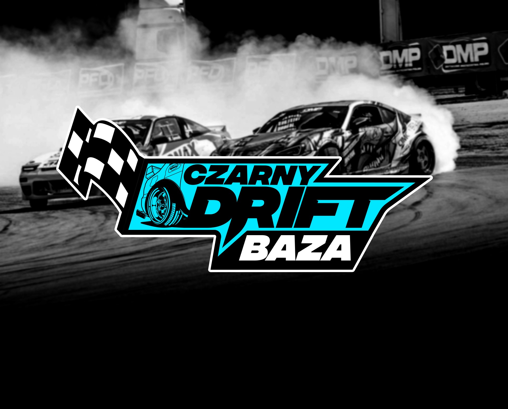 Logo 'Czarny Drift Baza' na tle dwóch samochodów driftujących w oparach dymu, z flagą w szachownicę w tle, w odcieniach szarości i turkusu.