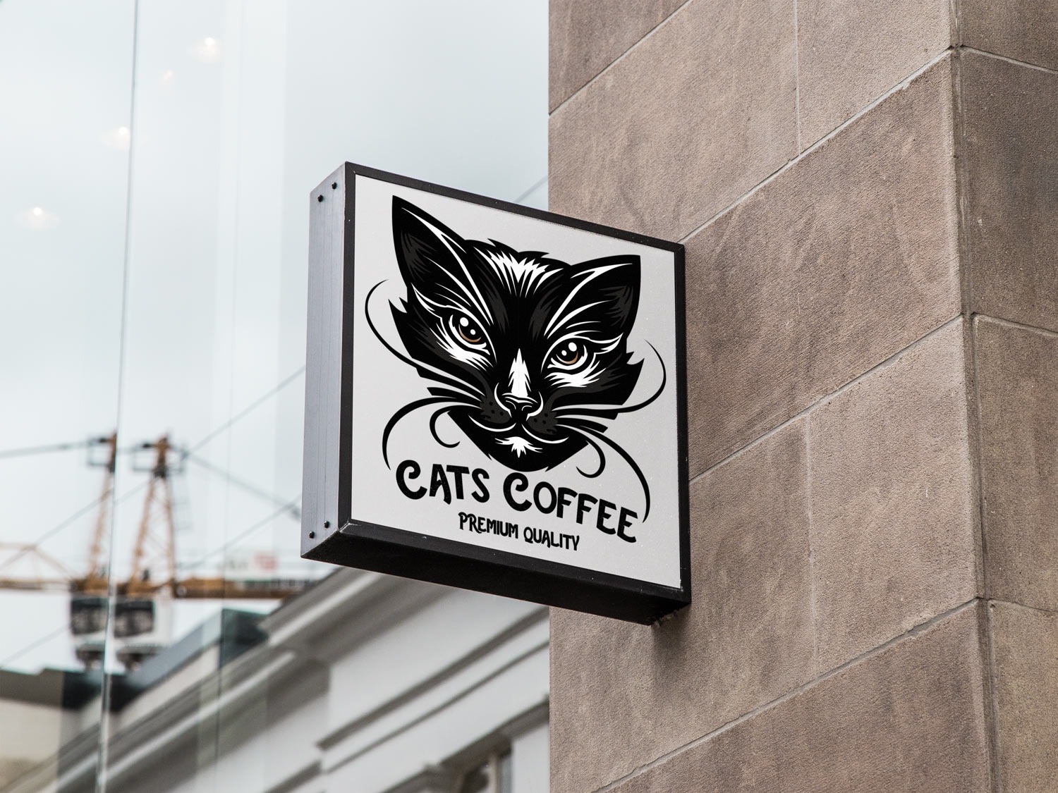 Kwadratowy szyld kawiarni z czarnym rysunkiem kota i napisem 'Cats Coffee Premium Quality', zamocowany na rogu budynku z cegły, widoczne odbicie w szybie obok.