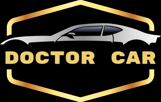 Logo firmy Doctor Car: Stylizowany srebrny profil samochodu sportowego na czarnym tle, obramowany złotą, geometryczną tarczą.