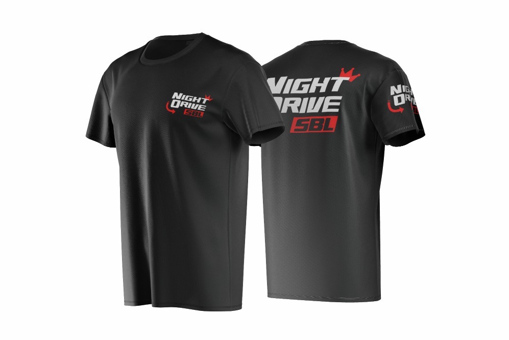 Dwie czarne koszulki z nadrukiem 'Night Drive SBL', logo z koroną i strzałką, widok z przodu i z tyłu, na białym tle.