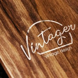 Mangraf Studio - Drewniana skrzynka z logo 'Vintager vintage design' wykonanym we Wrocławiu, widoczne delikatne ślady użytkowania i naturalne usłojenie drewna.