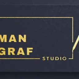 Elegancka, czarna wizytówka z tłoczonym złotym napisem 'MAN GRAF STUDIO' i minimalistycznym symbolem ołówka w obrysie prostokąta.