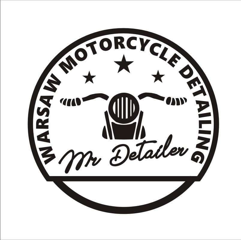 Okrągły, czarno-biały emblemat z motocyklem, gwiazdami i napisem 'Warsaw Motorcycle Detailing Mr Detailer'.