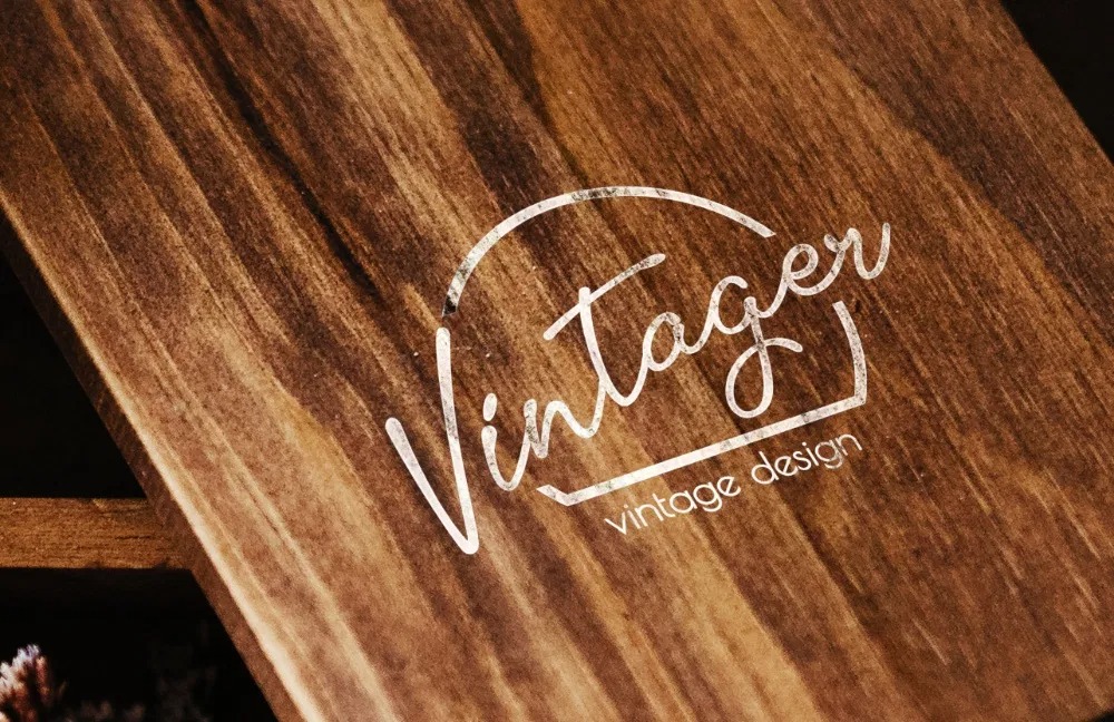 Drewniana skrzynka z logo 'Vintager vintage design' wykonanym we Wrocławiu, widoczne delikatne ślady użytkowania i naturalne usłojenie drewna.