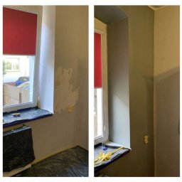 Łukasz Czapiewski - Porównanie ściany przed i po gładzi: z lewej ściana z ubytkami, z prawej pomalowana na zielono, okno z czerwoną roletą. Podłoga zabezpieczona folią.