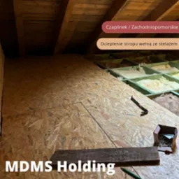 Ocieplenie poddasza wełną mineralną z drewnianym stelażem, widoczne narzędzia i materiały izolacyjne, realizacja w Gdyni.