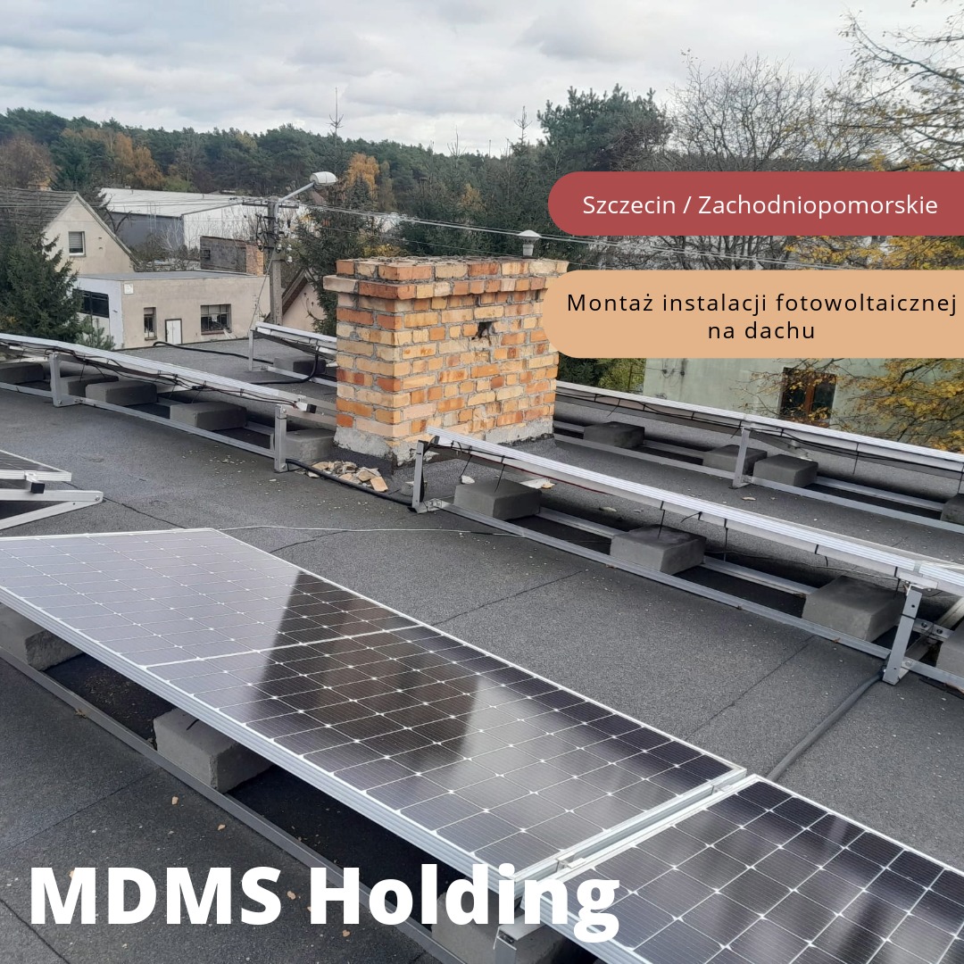Montaż paneli fotowoltaicznych na płaskim dachu z widocznym kominem z cegły i systemem montażowym, Szczecin.