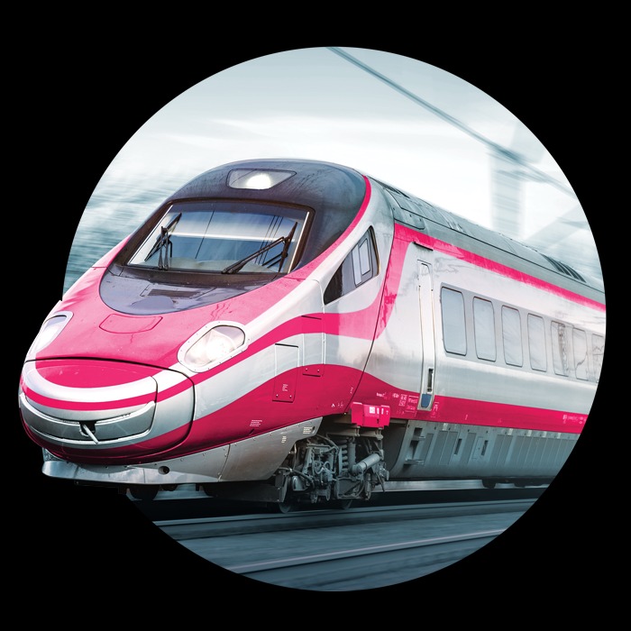 Różowo-srebrny pociąg dużych prędkości w okrągłym ujęciu, dynamiczne rozmycie tła, nowoczesny design, detale podwozia widoczne.