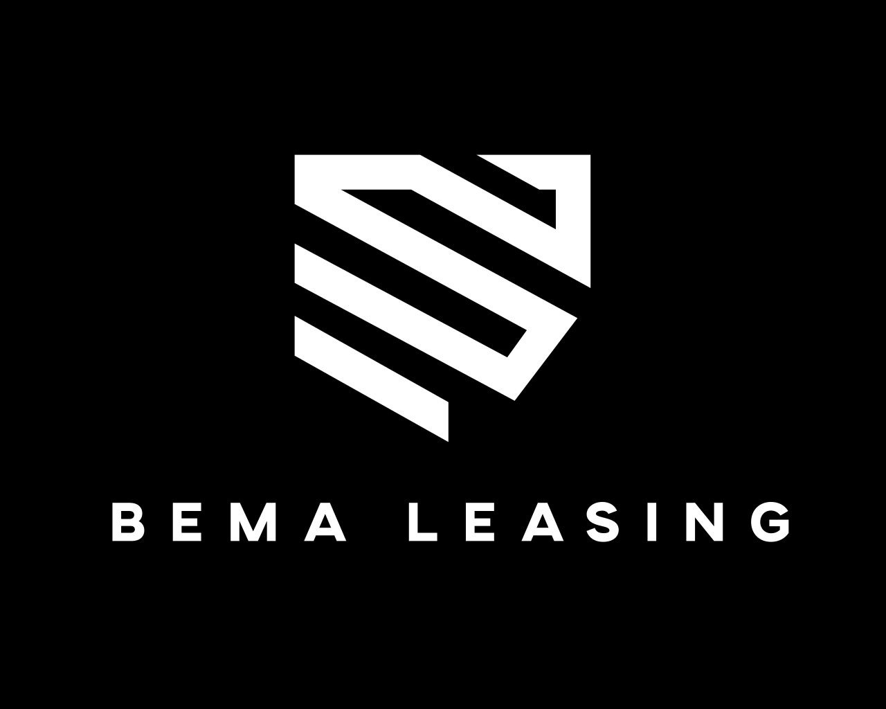 Logo BEMA LEASING na czarnym tle. Geometryczny symbol przypominający tarczę, wykonany z białych, równoległych linii. Minimalistyczny design.
