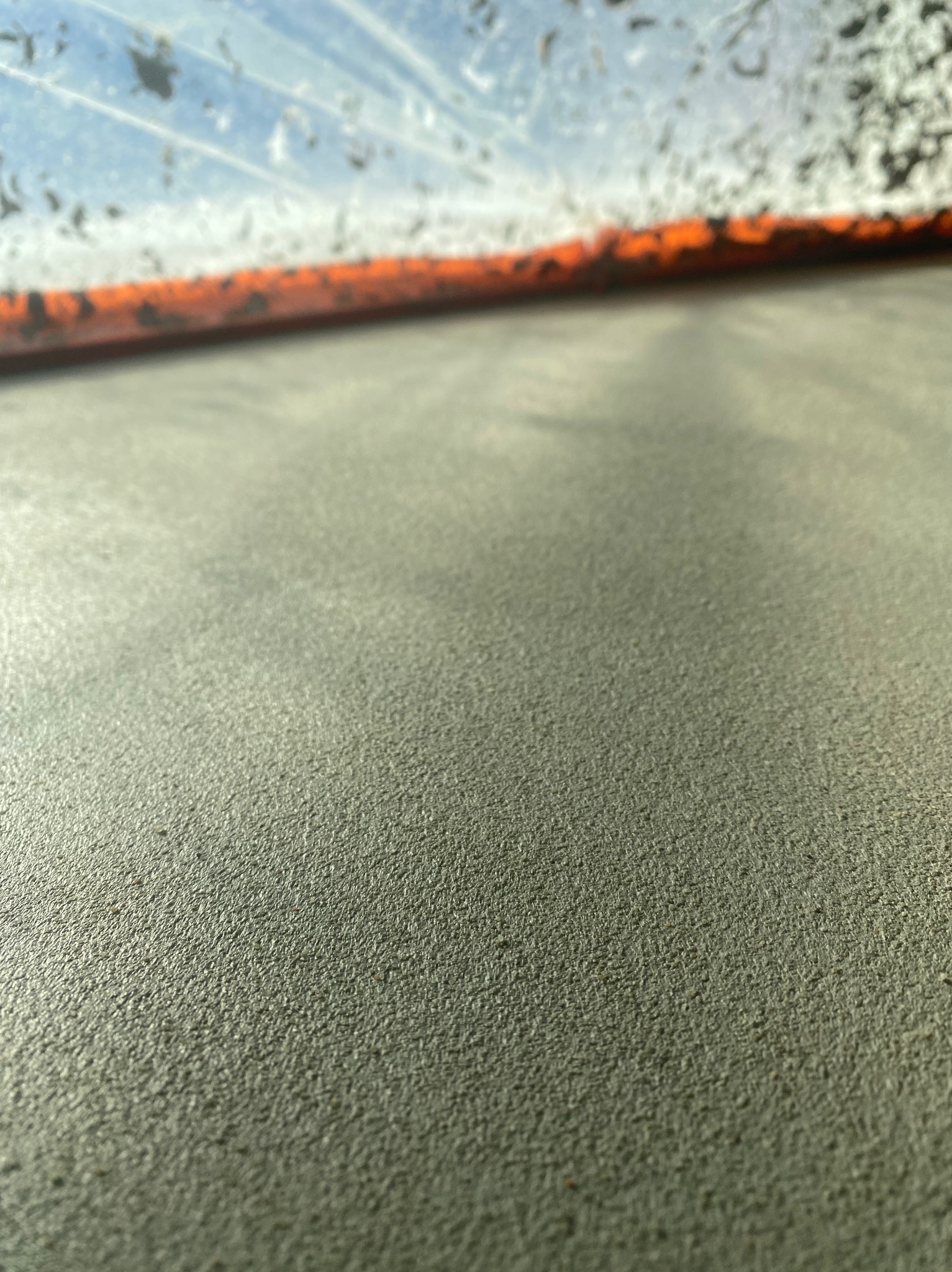 Szpachlowana powierzchnia ściany pod folią ochronną, widoczne drobne nierówności i faktura przed malowaniem.