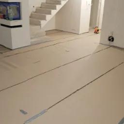 Przed malowaniem agregatem należy starannie zabezpieczyć podłogę.