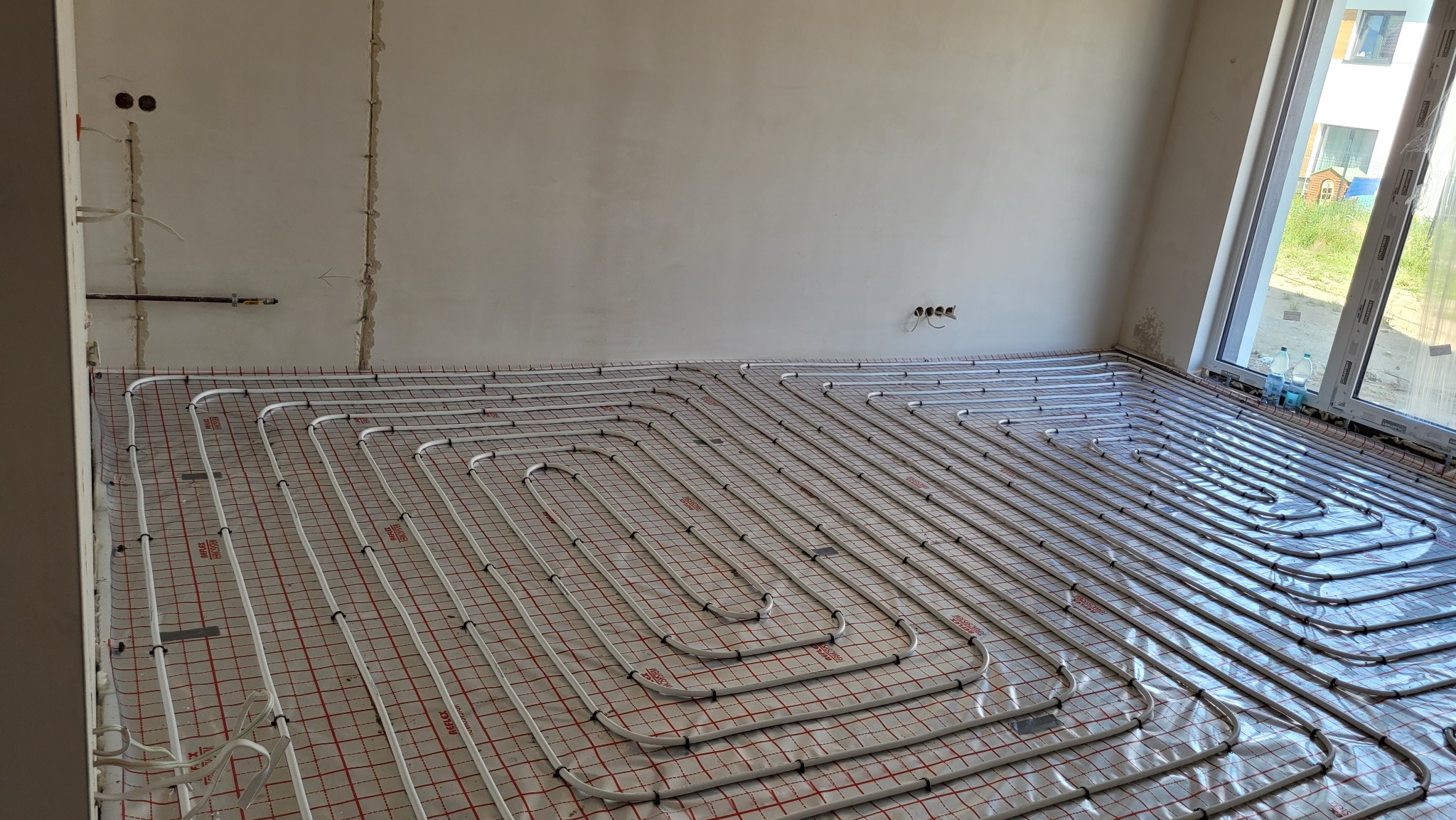 Przy układaniu podłogówki ważne są odpowiednie i równe odstępy.