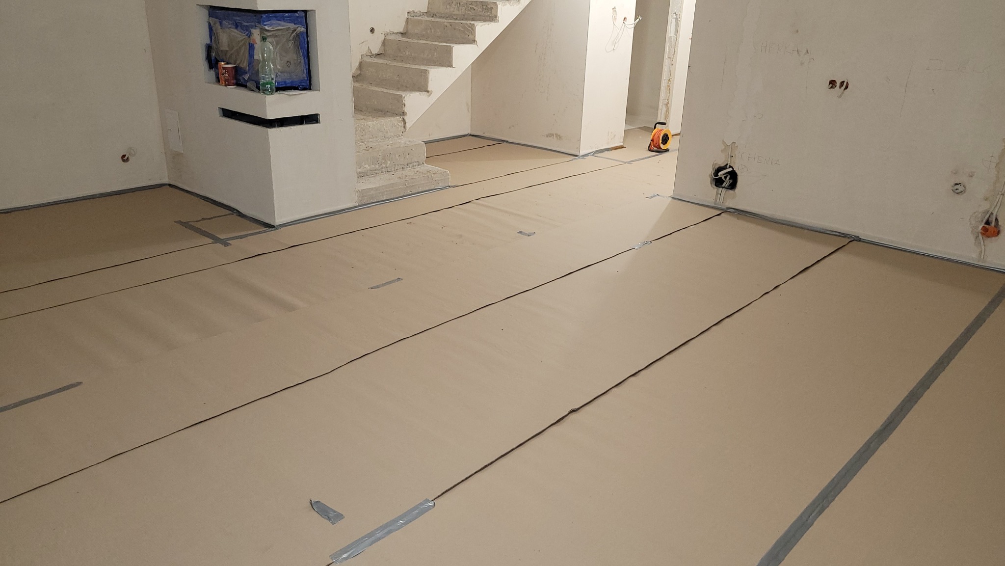 Przed malowaniem agregatem należy starannie zabezpieczyć podłogę.