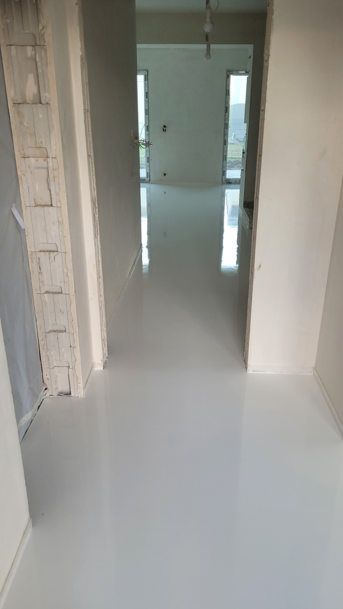 Podłoga z żywicy może być też błyszcząca.