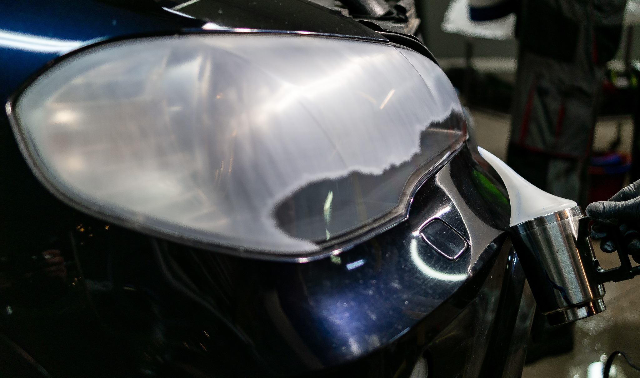 Zastosowanie specjalnego czajniczka , który przywraca przejrzystość i zabezpiecza reflektor